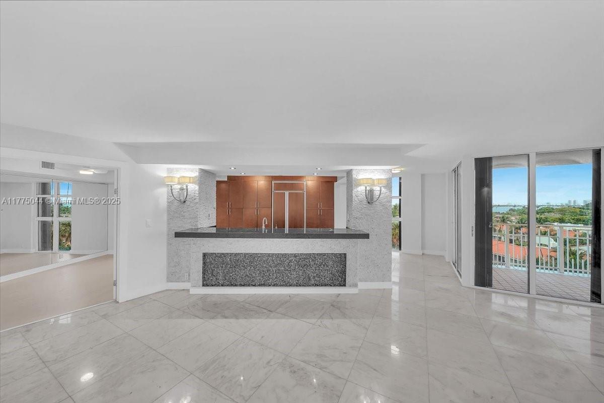TOWERS OF QUAYSIDE CONDO - Residential Lease