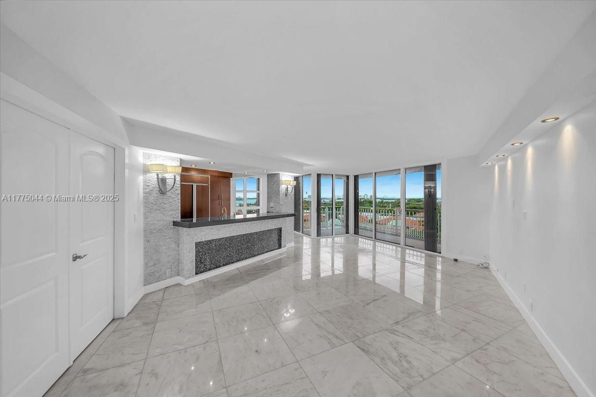 TOWERS OF QUAYSIDE CONDO - Residential Lease