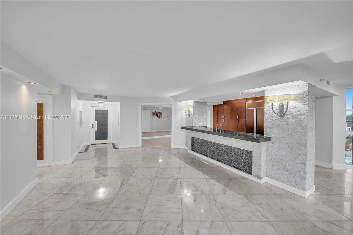 TOWERS OF QUAYSIDE CONDO - Residential Lease