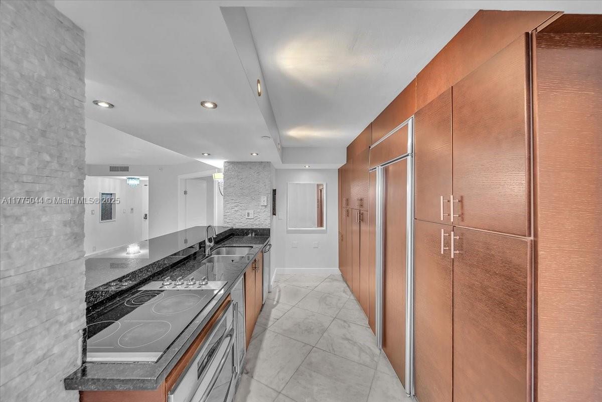 TOWERS OF QUAYSIDE CONDO - Residential Lease
