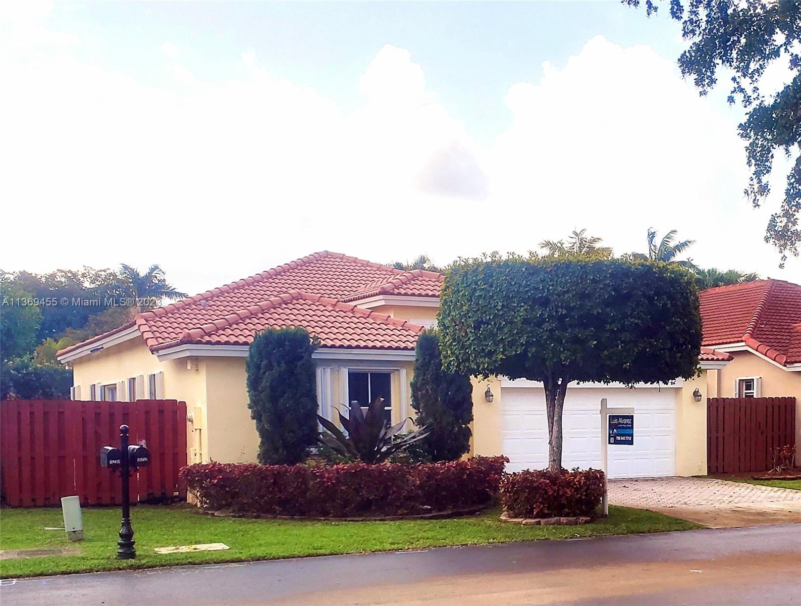 POINCIANA AT SUNSET LAKES - Residential