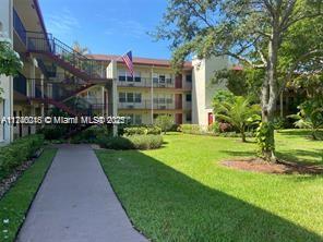 ONE BEDROOM AND 1 1/2 BATHROOMS CONDO IN NEW HAMPTONS AT CENTURY VILLAGE. INCLUDE WATER AND BASIC CABLE. ELEVATOR NEAR UNIT. ALL AMENITIES: CLUB HOUSE, POOL, GYM, THEATER, BUS SERVICE AND MORE. MOTIVATED SELLER , PRICES TO SALE  OPEN TO OFFERS!!!!
