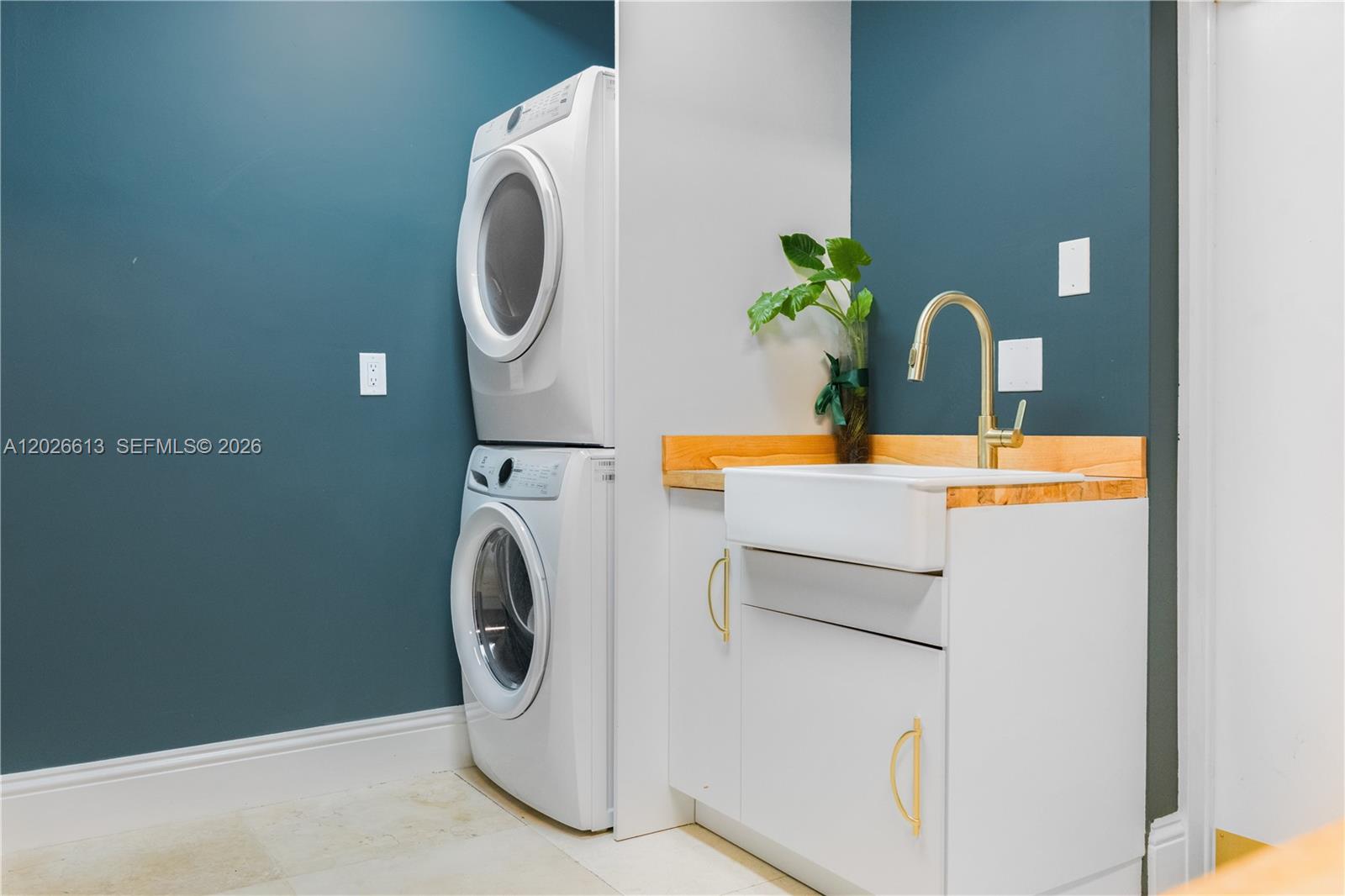 LAKESHORE SEC FOUR - Residential Lease