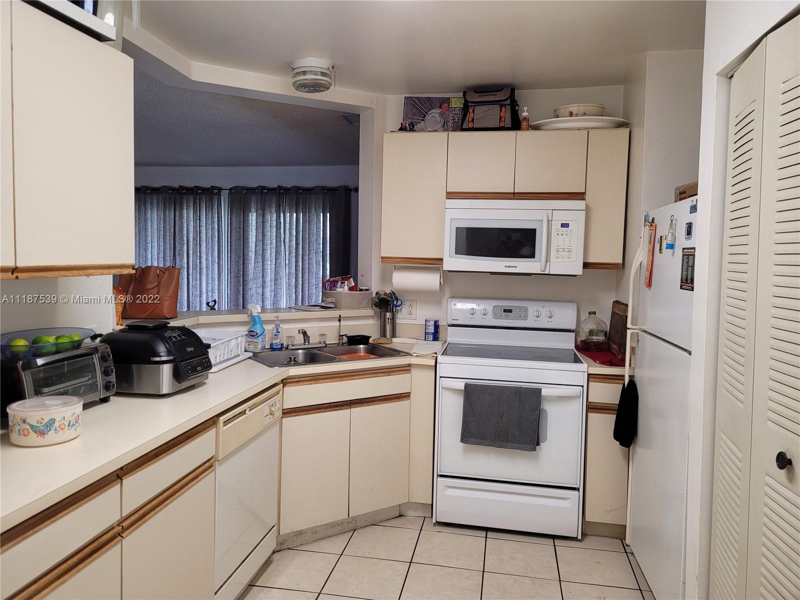 SUMMER LAKE CONDO - Residential