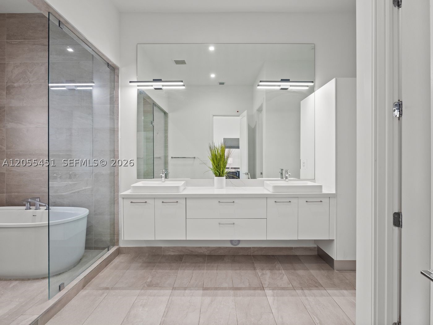DOWNTOWN DORAL SOUTH PHAS - Residential