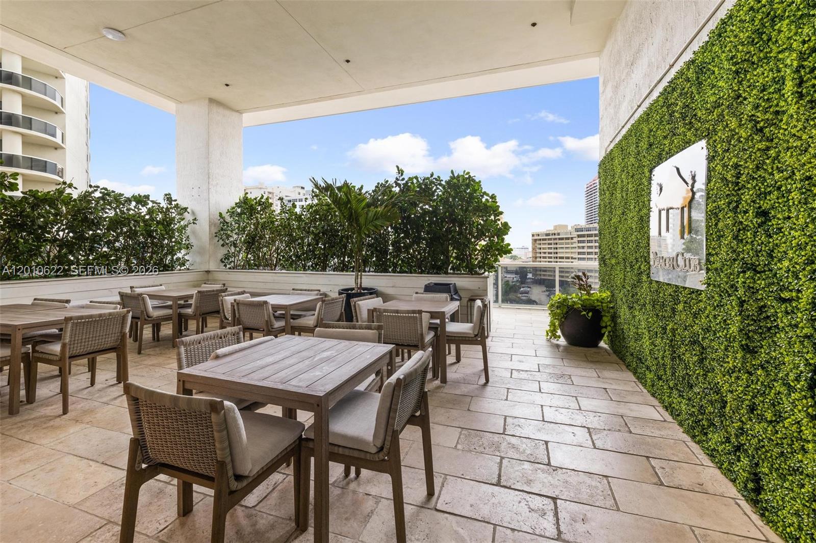 BEACH CLUB III - Residential