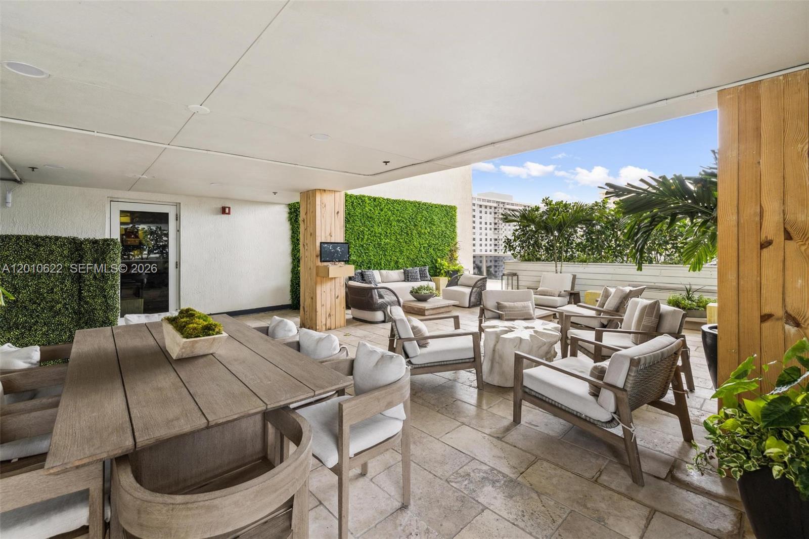 BEACH CLUB III - Residential