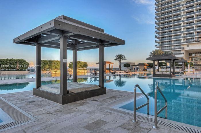 BEACH CLUB III - Residential