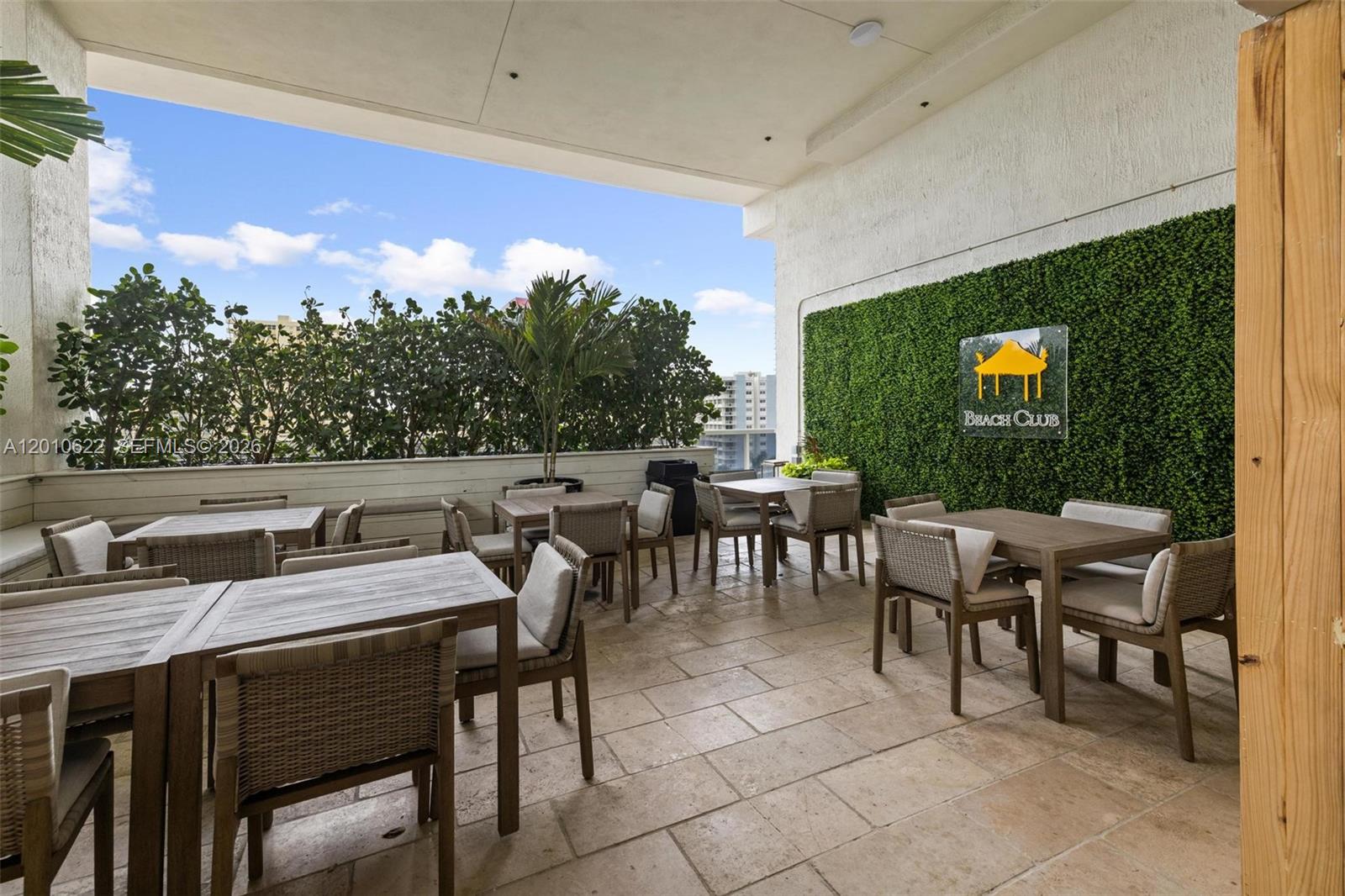 BEACH CLUB III - Residential
