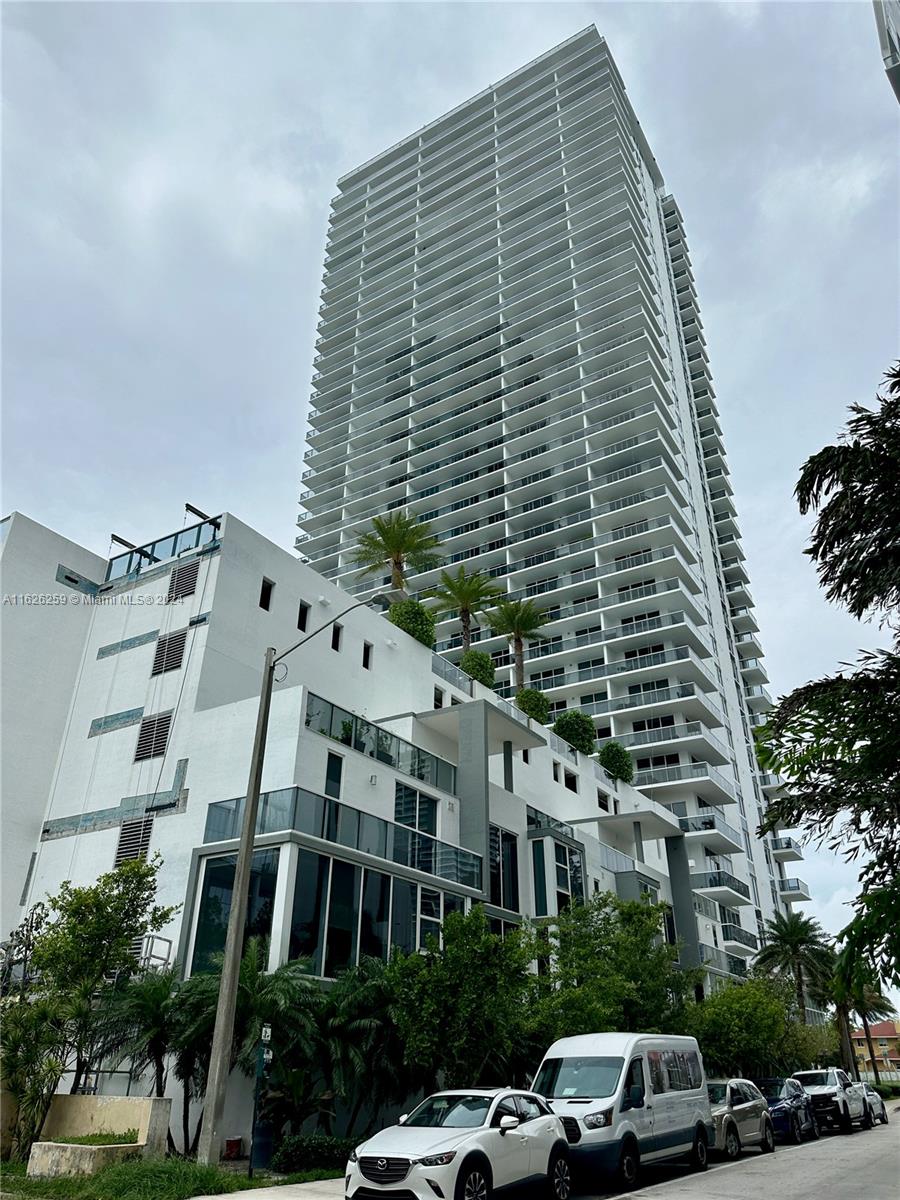 EXPERIENCE BAY HOUSE IN EDGEWATER'S BEAUTIFULLY FINISHED CONDO. GREAT FLOOR PLAN, WHITE PORCELAIN FLOORS, ALL STAINLESS STEEL APPLIANCES WITH WASHER AND DRYER IN UNIT, TINTED IMPACT RESISTANT FLOOR-TO-CEILING WINDOWS WITH UNOBSTRUCTED FABULOUS BAY VIEWS SURROUNDED BY AMAZING SCENERY. BUILDING AMENITIES INCLUDE INFINITY POOL, JACUZZI, BUSINESS CENTER, FITNESS CENTER, GAME ROOM, CONFERENCE ROOM, 24 HOUR SECURITY, VALET PARKING, AND MORE. ¡¡¡ THIS UNIT INCLUDES TWO (2) ASSIGNED PARKING SPACES.!!!!