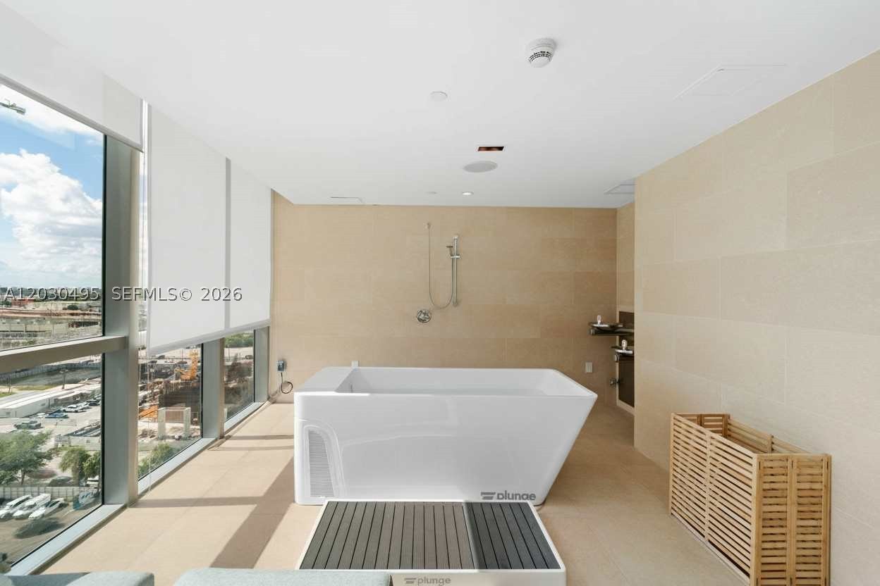 900 BISCAYNE BAY CONDO - Residential