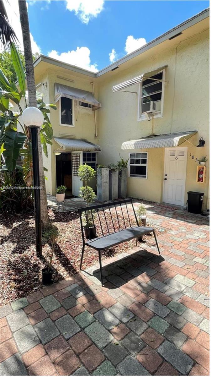 JUST PAINTED AND MOVE IN READY! Located in a highly desirable East Hollywood neighborhood, this Studio unit is available as a flexible month-to-month rental and includes Utilities! Just blocks from Downtown Hollywood and Young Circle, with walkable access to shops, dining, and entertainment. This residence includes 1 assigned parking spot, laundry on premises, and is part of a friendly, well-maintained community. Small pets welcomed with approval. Conveniently situated near major roads, public transit, and all the amenities of vibrant Downtown Hollywood. Contact listing agent to schedule a private showing Today!
Best suited for 1 occupant