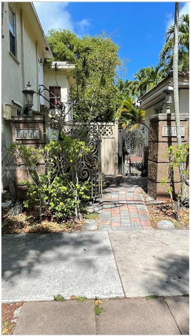 HOLLYWOOD - Residential Lease