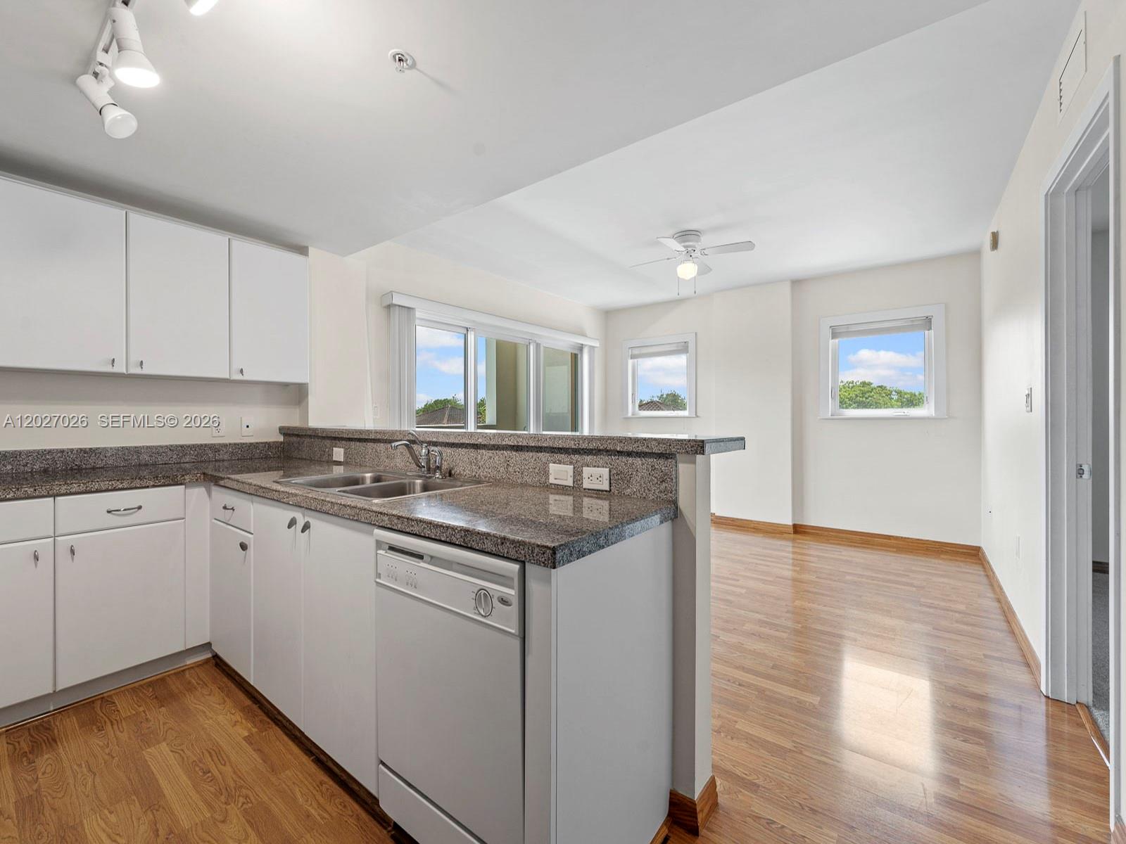 VILLAGGIO IN THE GROVE TO - Residential