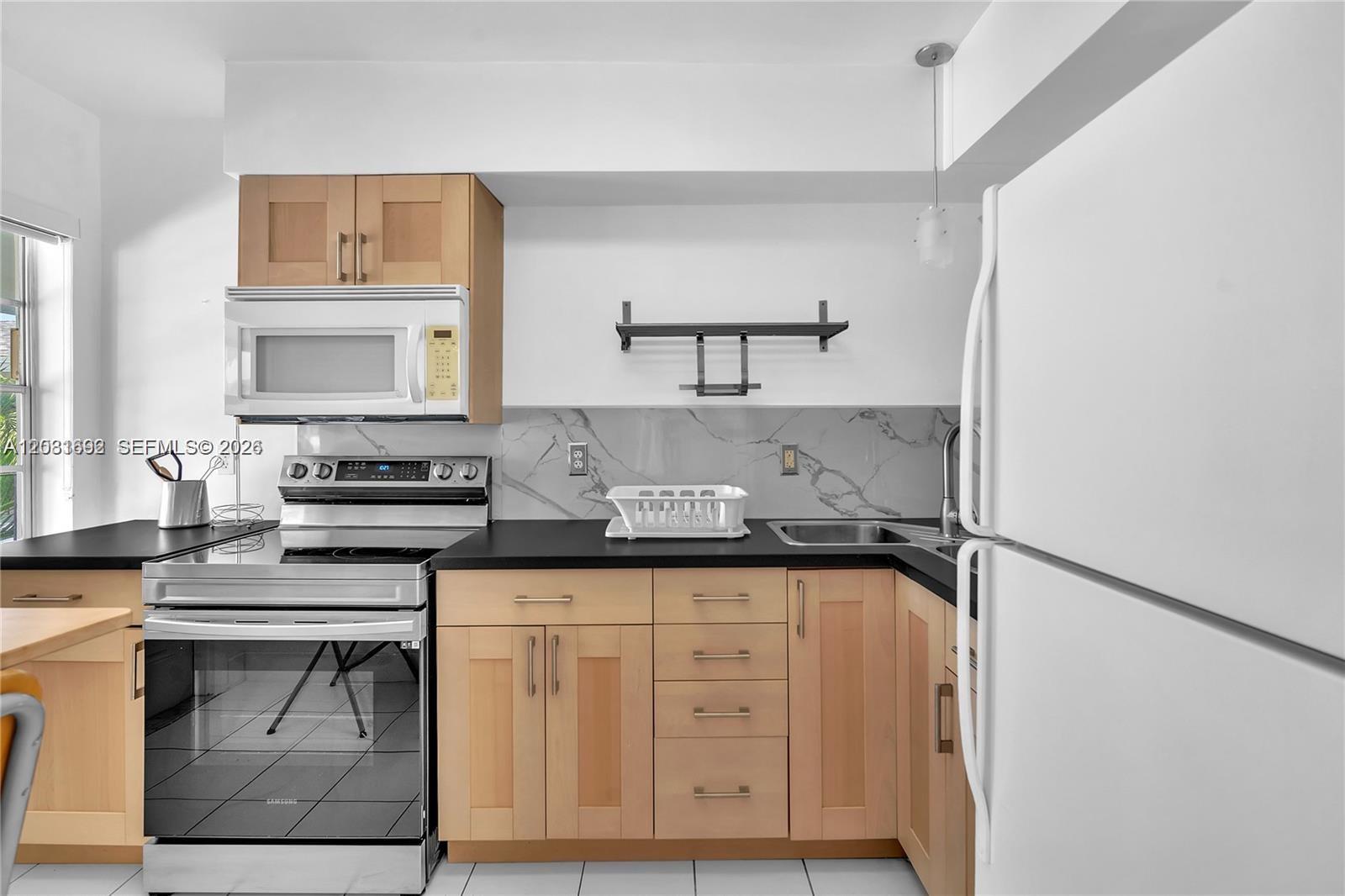 COLONIAL HOUSE CONDO - Residential