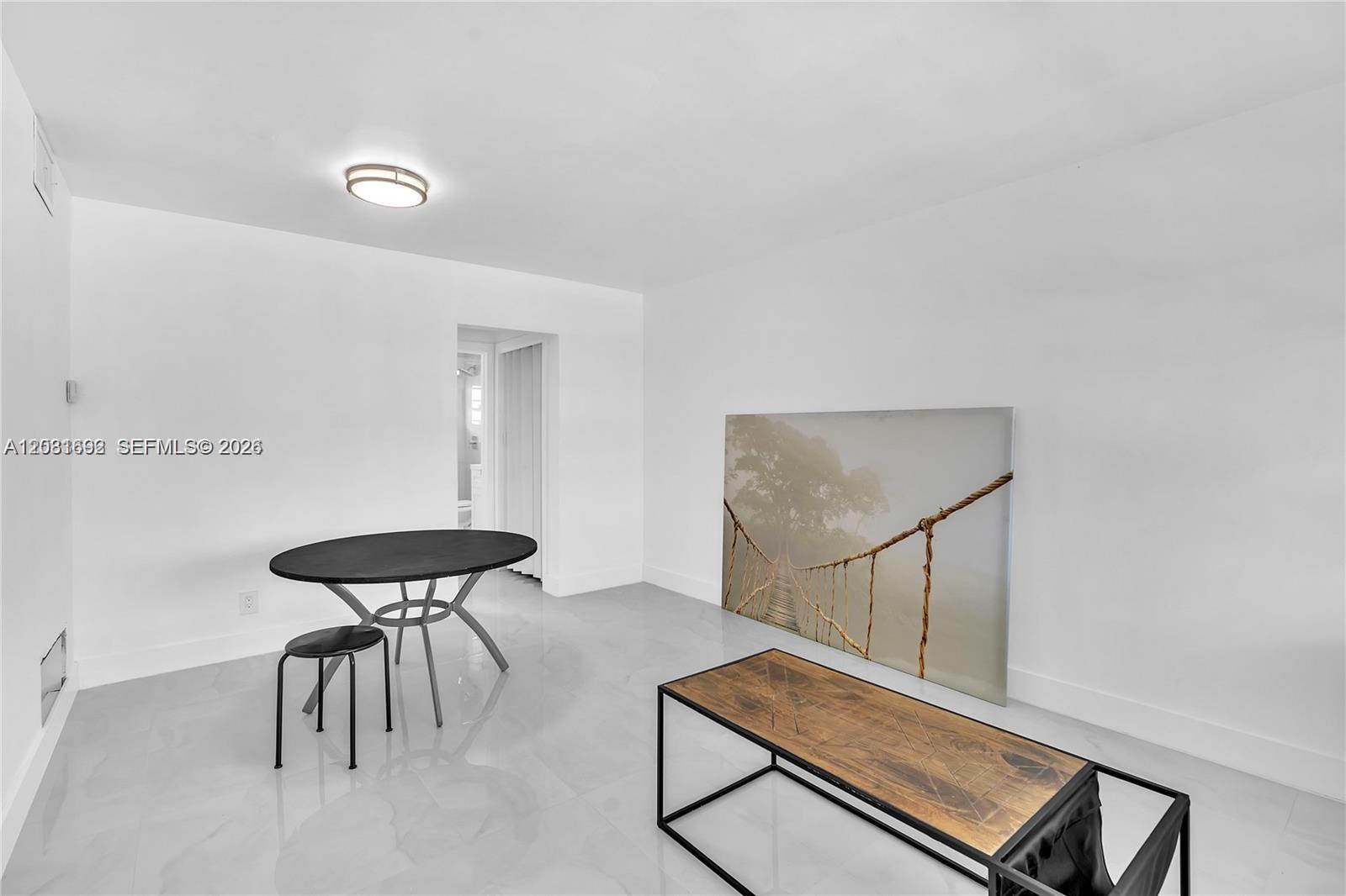 COLONIAL HOUSE CONDO - Residential