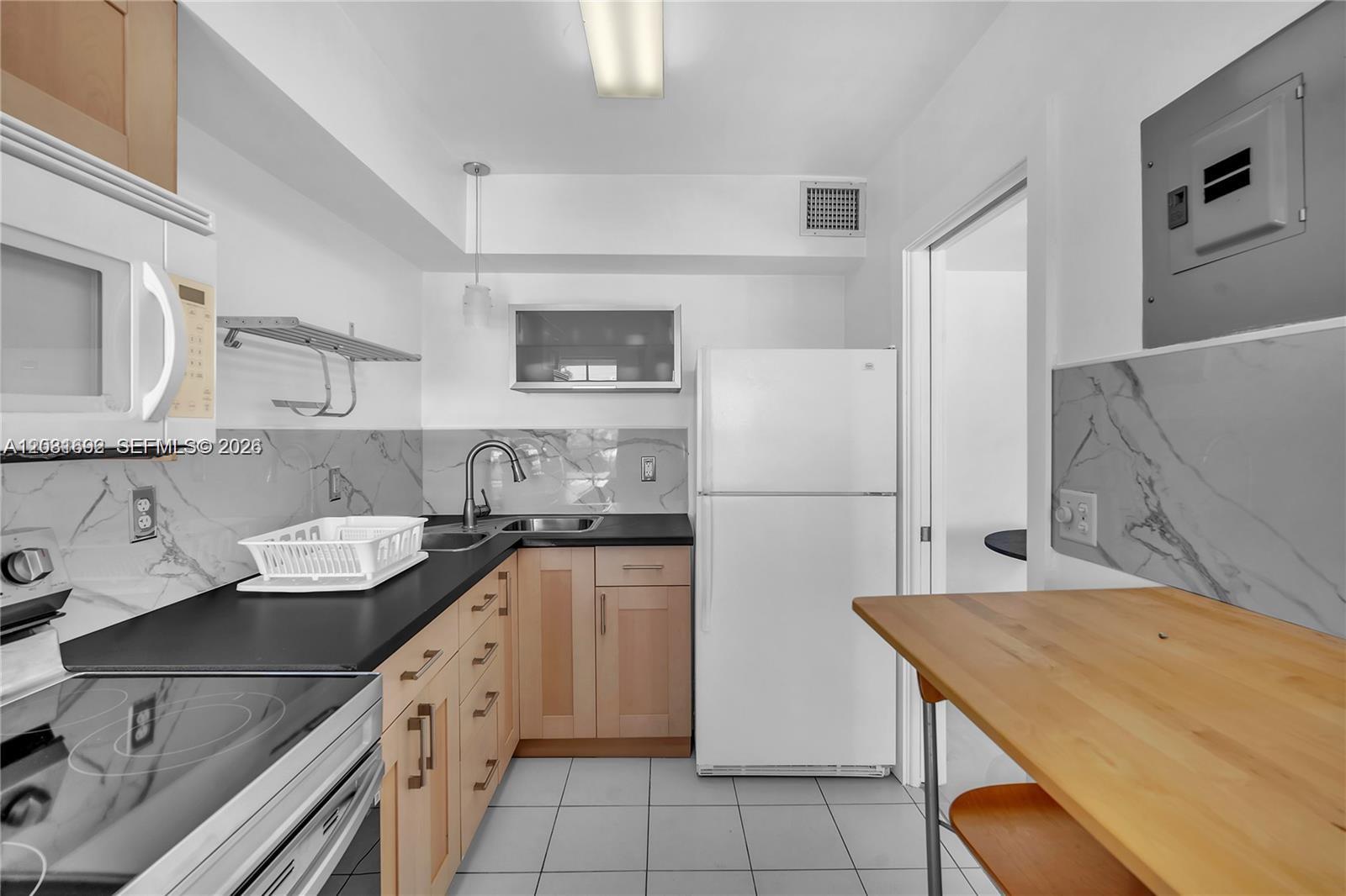 COLONIAL HOUSE CONDO - Residential