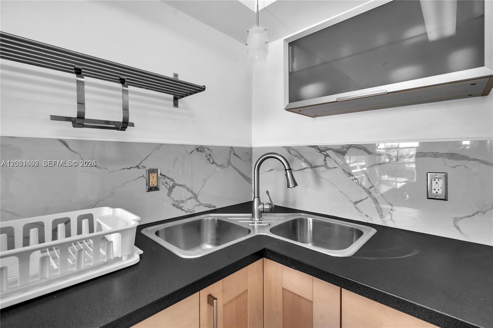 COLONIAL HOUSE CONDO - Residential
