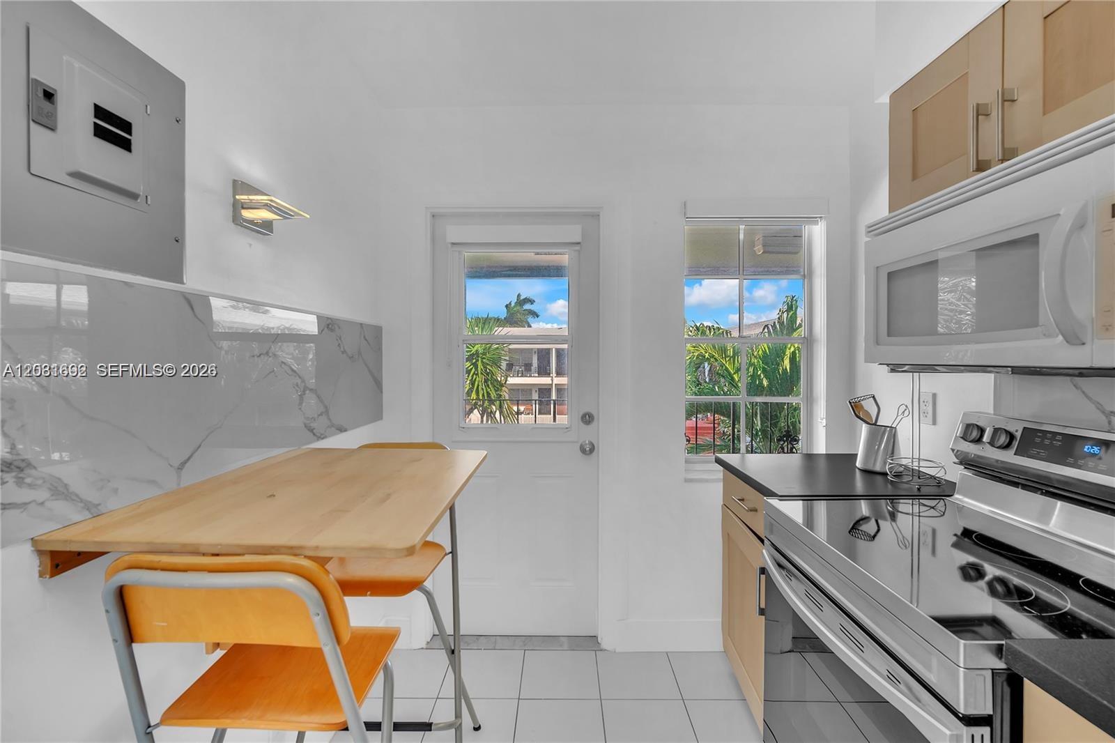 COLONIAL HOUSE CONDO - Residential