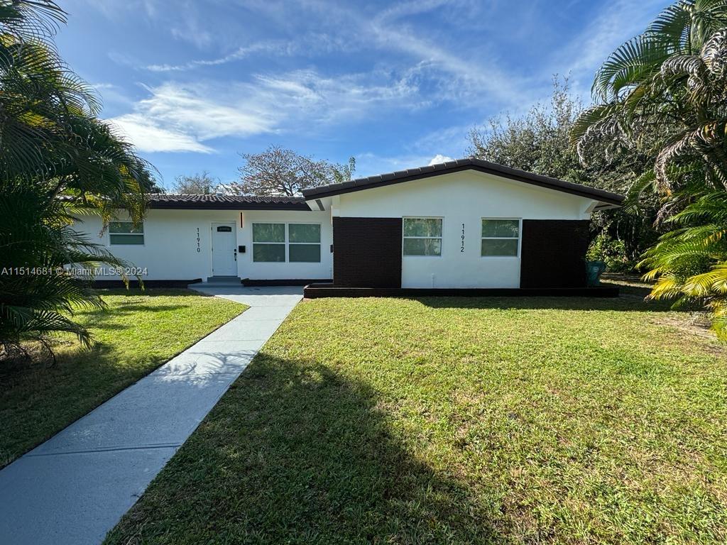 Beautiful, spacious 2/1 duplex in the Village of Biscayne Park.  Washer/Dryer in unit. Plenty of parking.