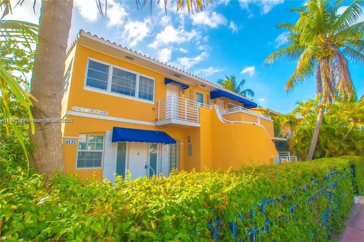 2 bed/1 bath Residence in a garden-style building features a spacious floor, bright natural lighting, & more! Private entrance & large outdoor patio for outdoor living. The floor plan works well, with the living room converting to a 2nd bedroom when needed and within walking distance of the beach. W&D in the unit, street parking. Don't miss out.