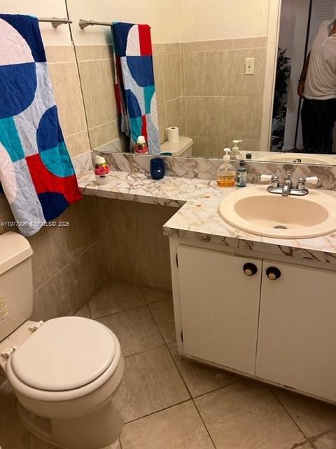 Excellent investment opportunity with strong returns. Spacious 1-bedroom, 1.5-bathroom unit featuring a large primary bedroom with walk-in closet. Currently rented for $1,450 per month through February 2027, offering an attractive 6.5% return for investors. Conveniently located in Lauderhill with no age or rental restrictions, making it a great option for both investors and future homeowners.