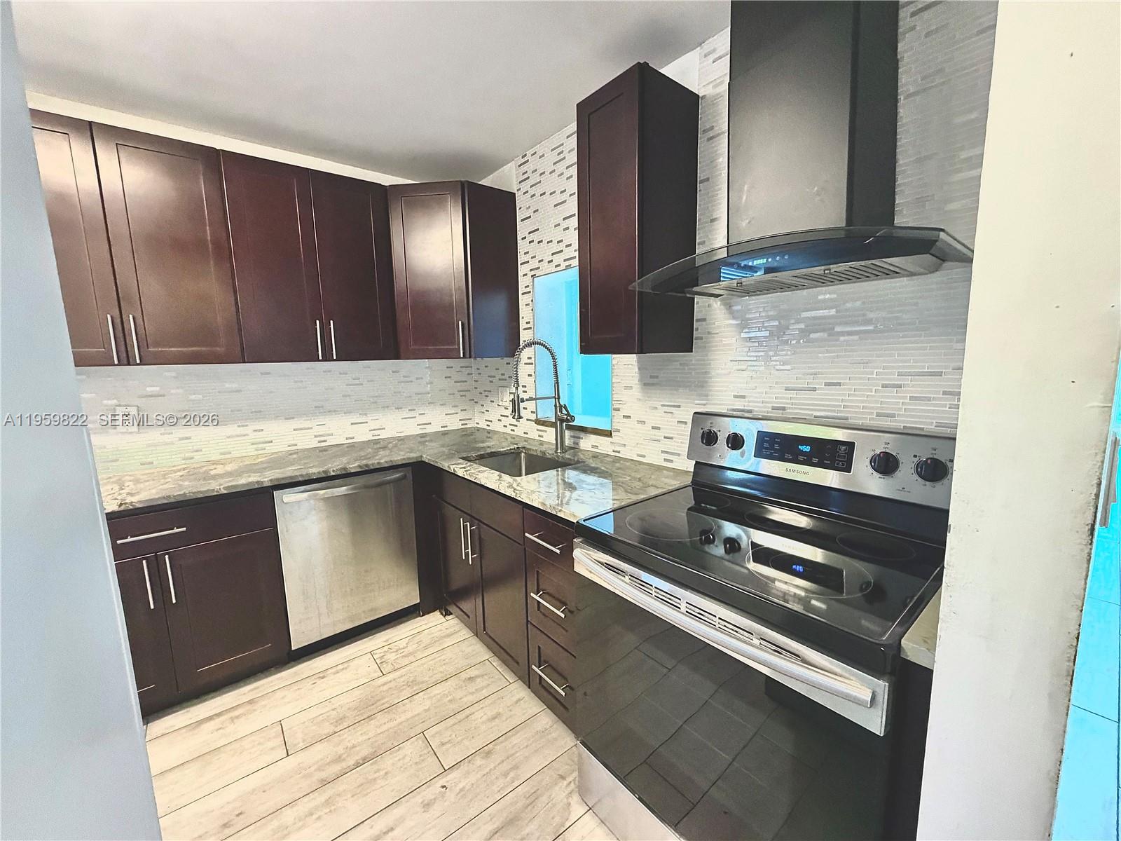 EASTERN SHORES WHITE HOUS - Residential