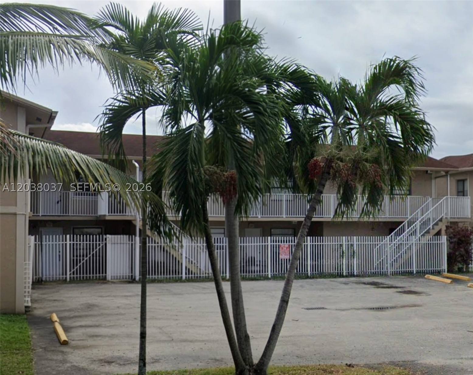 Beautiful Apartment for Rent  in Hialeah , Villas De Marbella !!!  this is  2 bedroom 1 bathroom and half ,located on the first floor , 2 parkings spaces,  Unit will be available to move July 1,2026  ! Association Approval is Required. no pets , First ,Last and Security deposit.  Rapid Approval .See application attached .
Very close to shopping center .