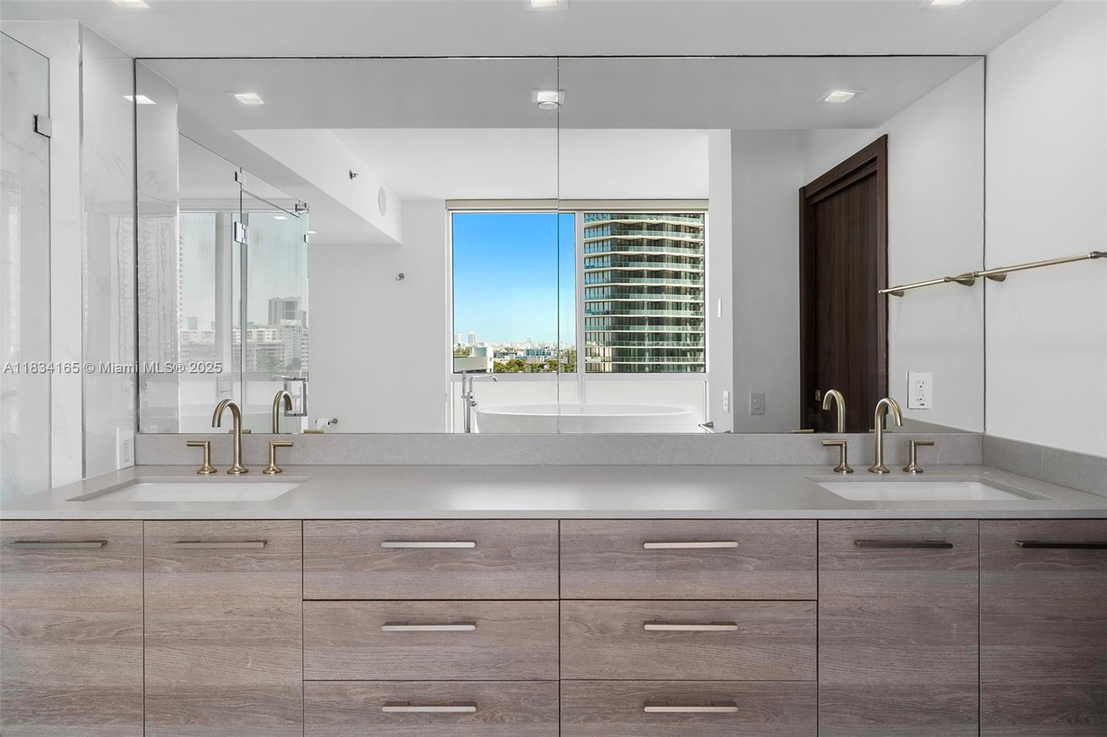 ICON CONDO - Residential