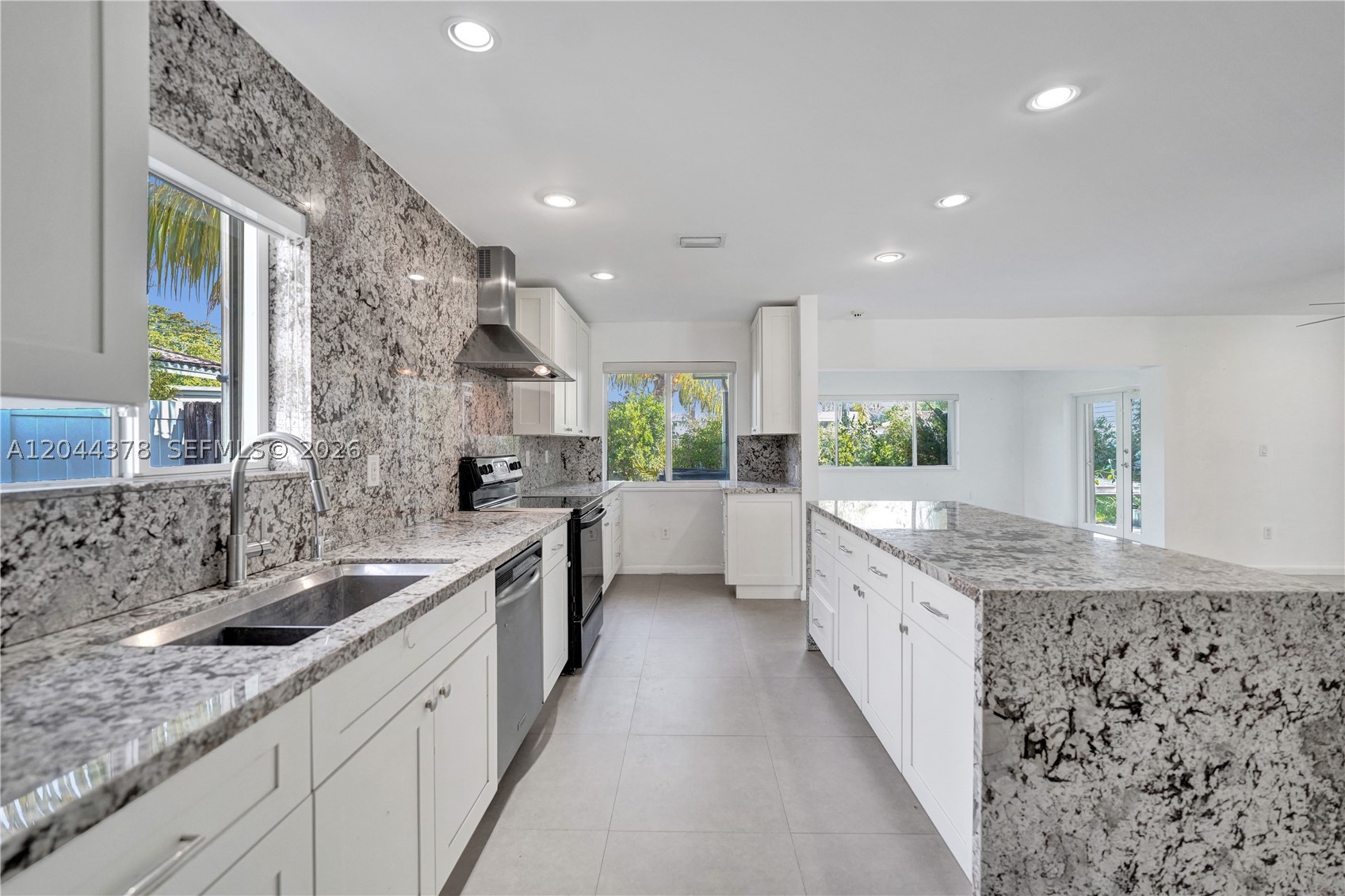 HOLLYWOOD HILLS - Residential