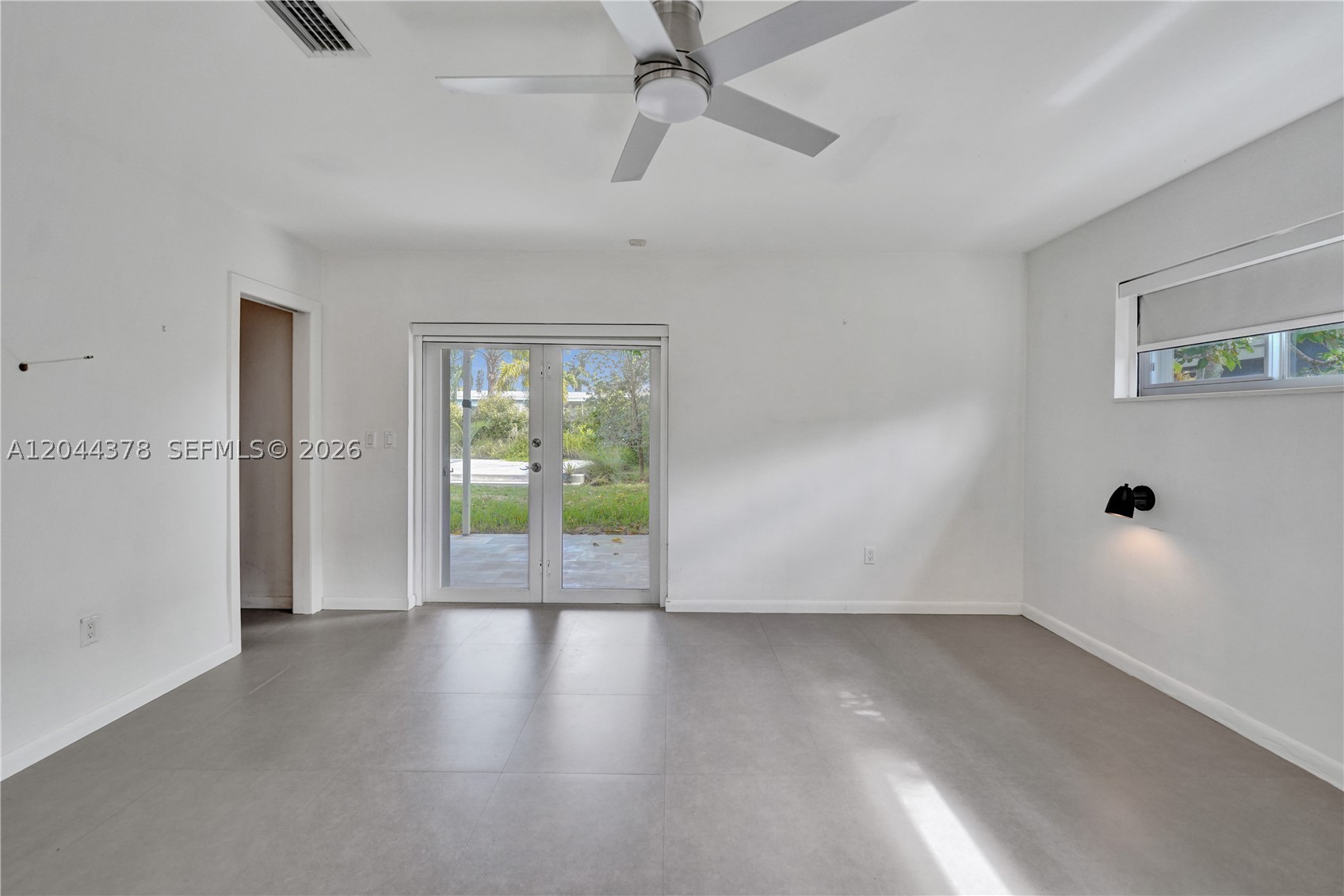 HOLLYWOOD HILLS - Residential