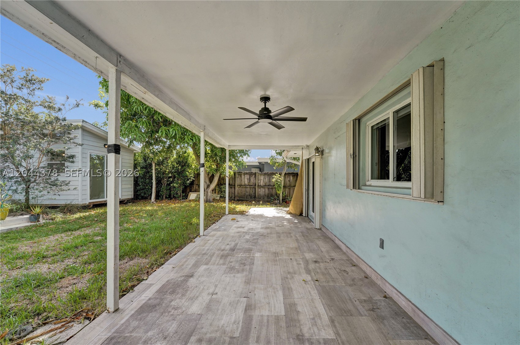 HOLLYWOOD HILLS - Residential