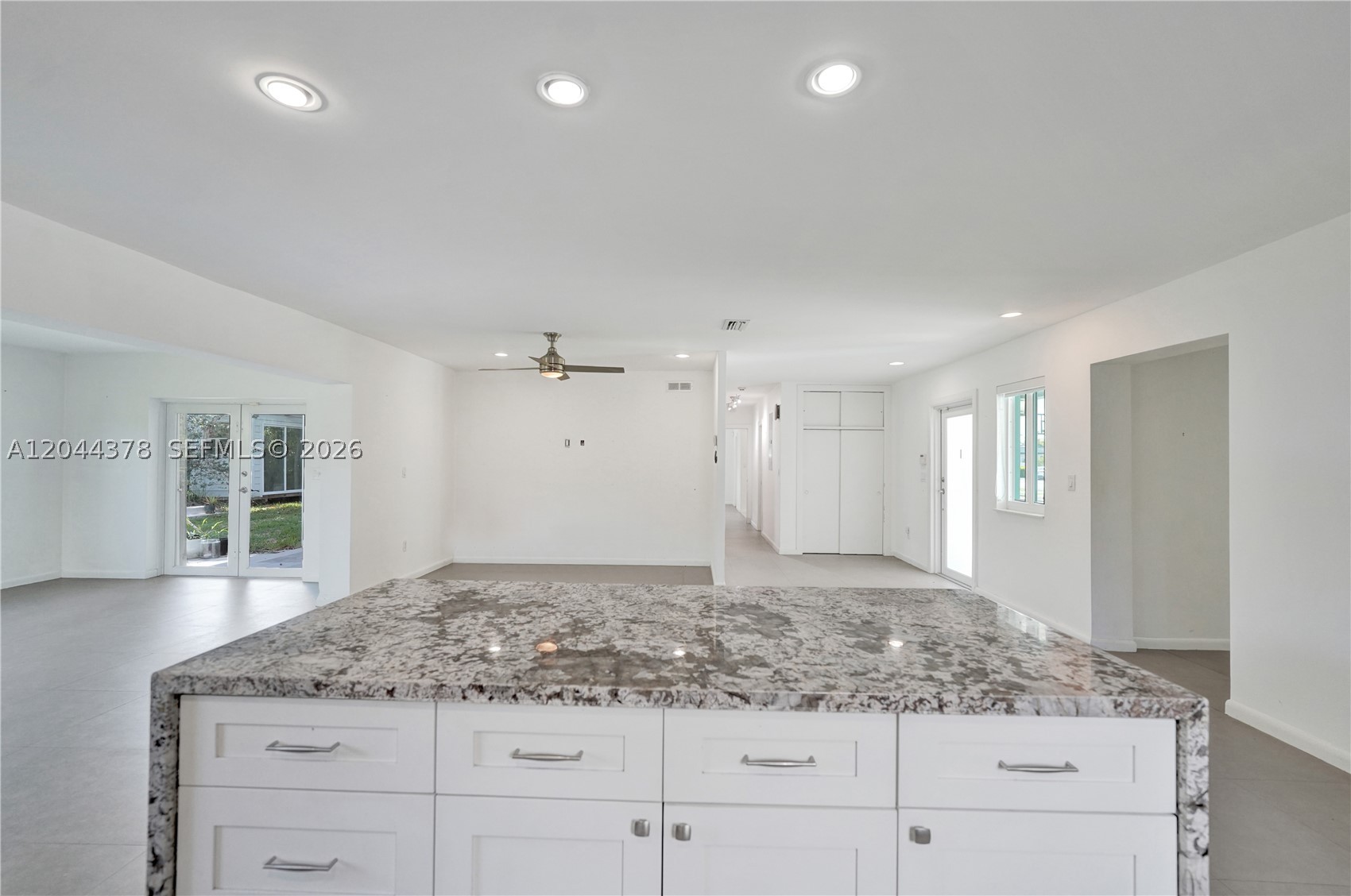 HOLLYWOOD HILLS - Residential