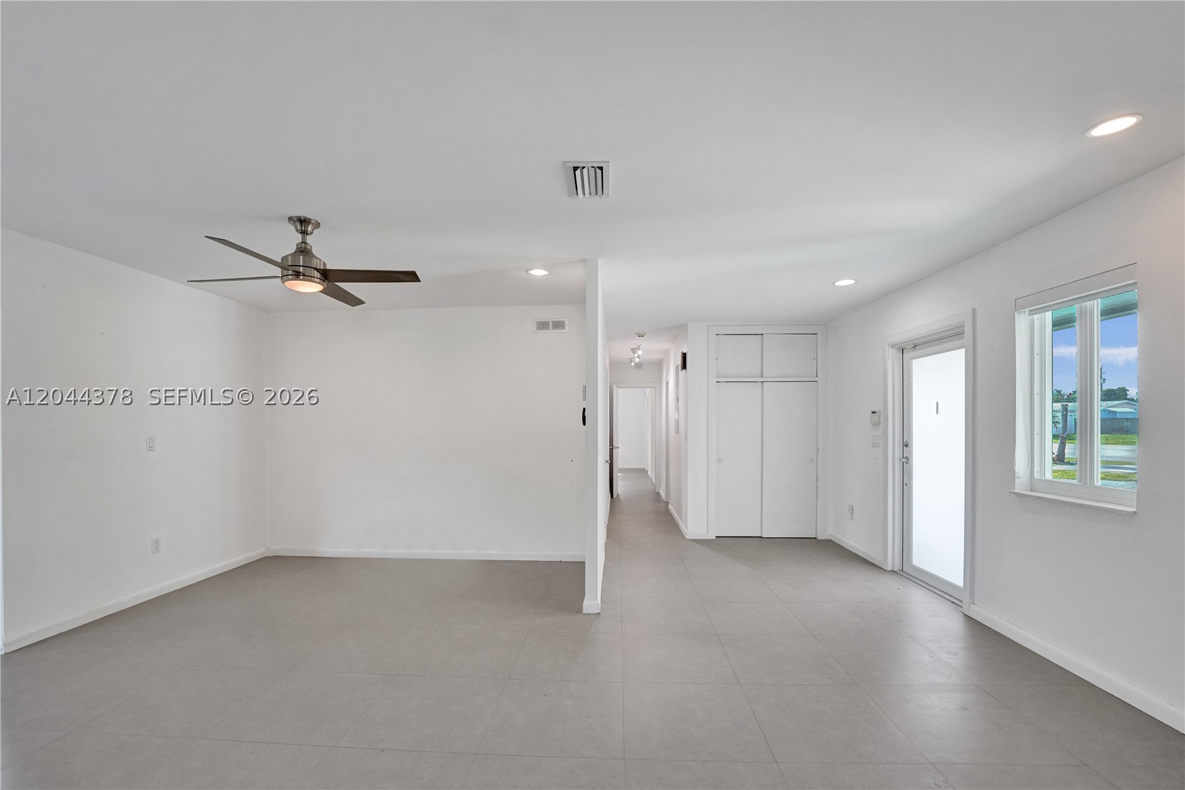 HOLLYWOOD HILLS - Residential