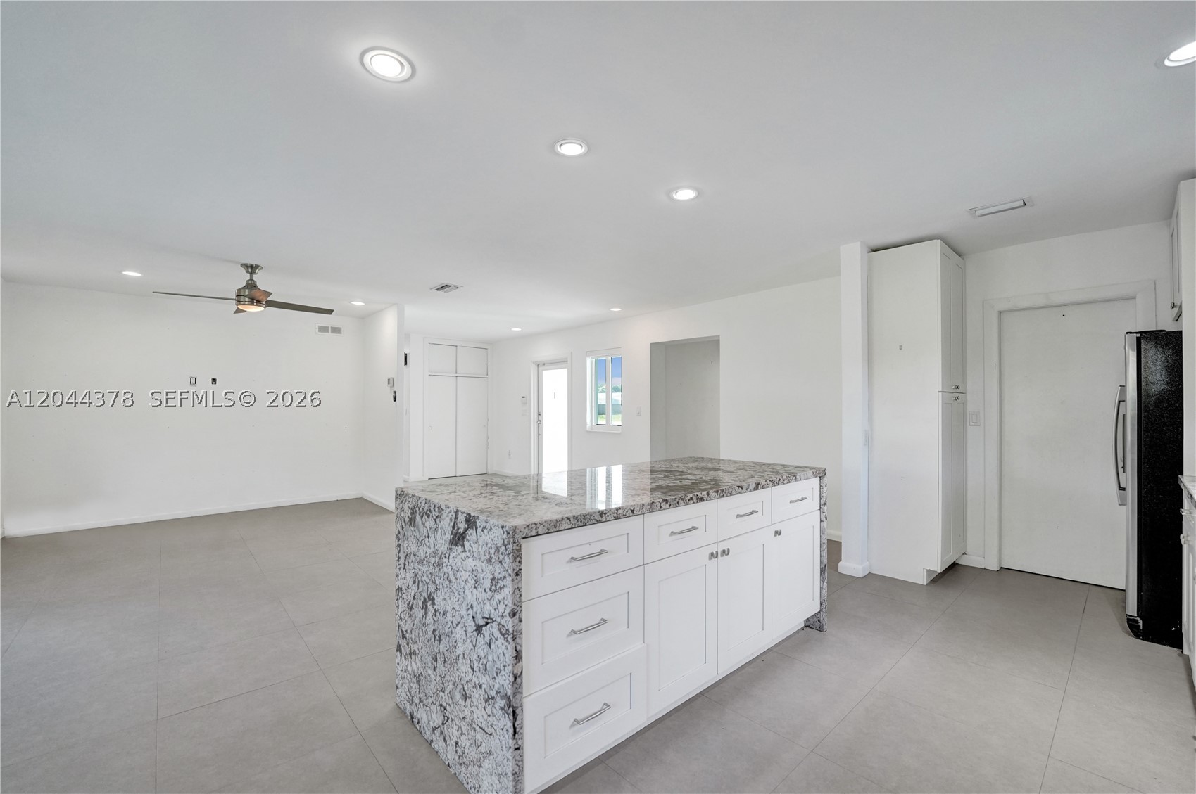 HOLLYWOOD HILLS - Residential