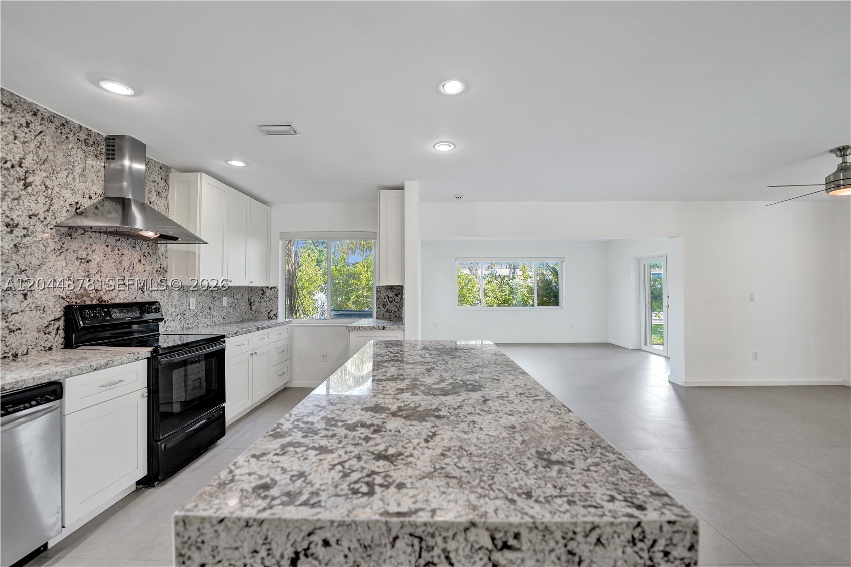 HOLLYWOOD HILLS - Residential