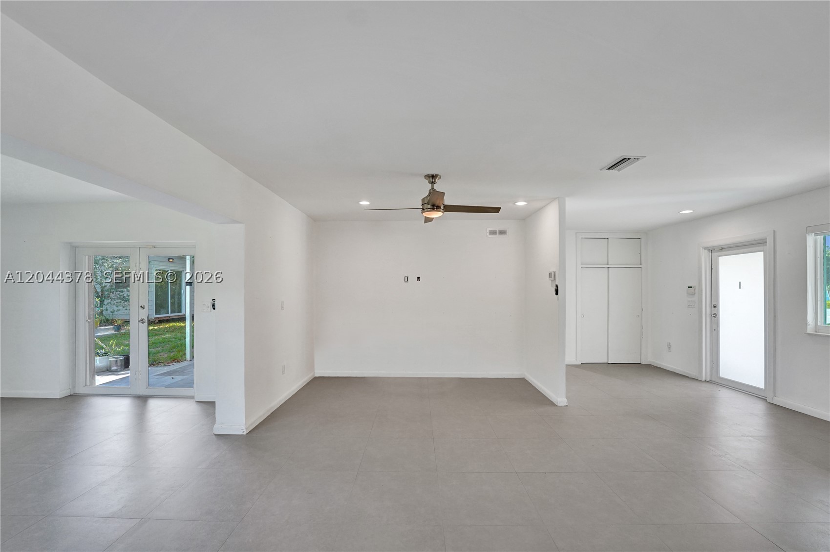 HOLLYWOOD HILLS - Residential