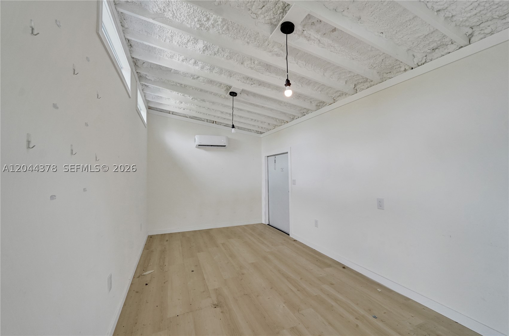 HOLLYWOOD HILLS - Residential