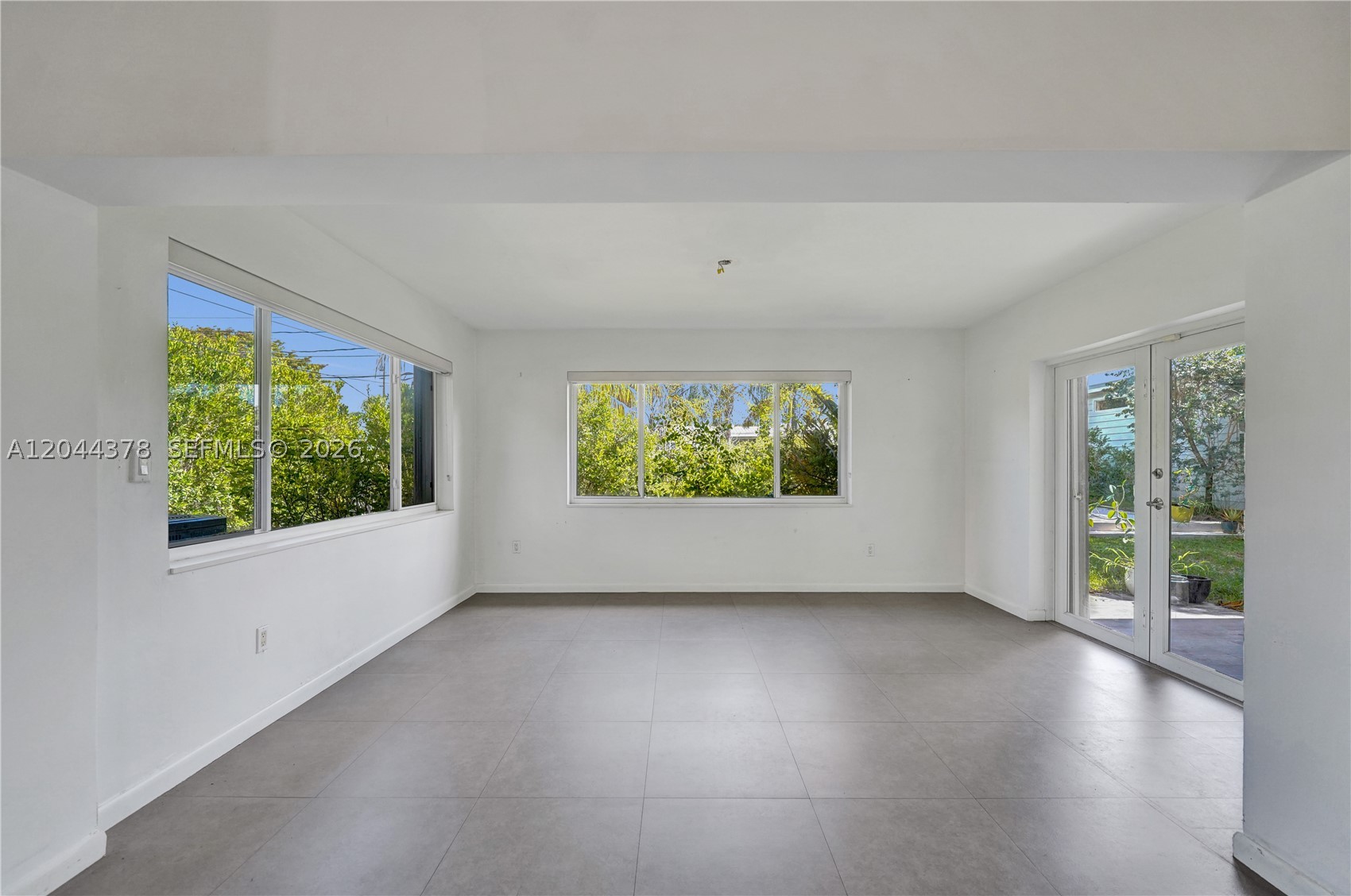 HOLLYWOOD HILLS - Residential