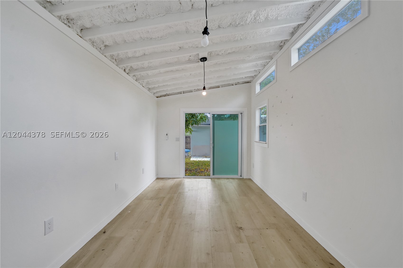 HOLLYWOOD HILLS - Residential