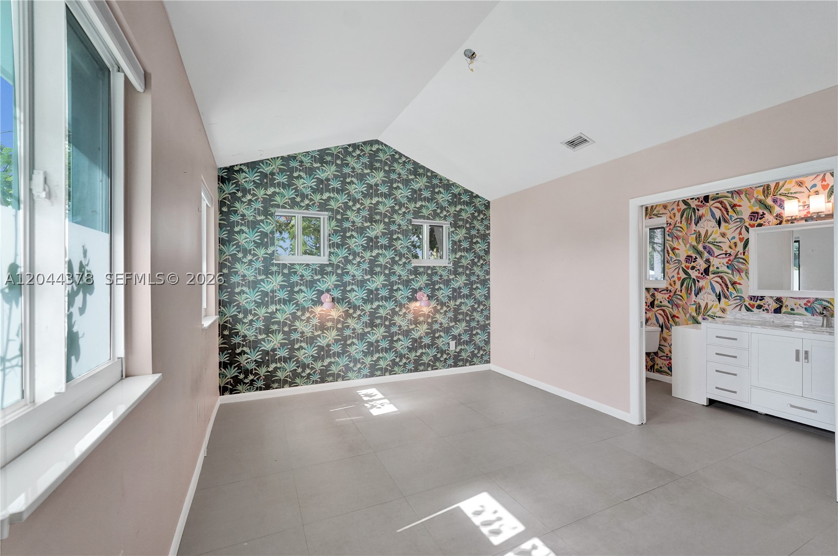 HOLLYWOOD HILLS - Residential