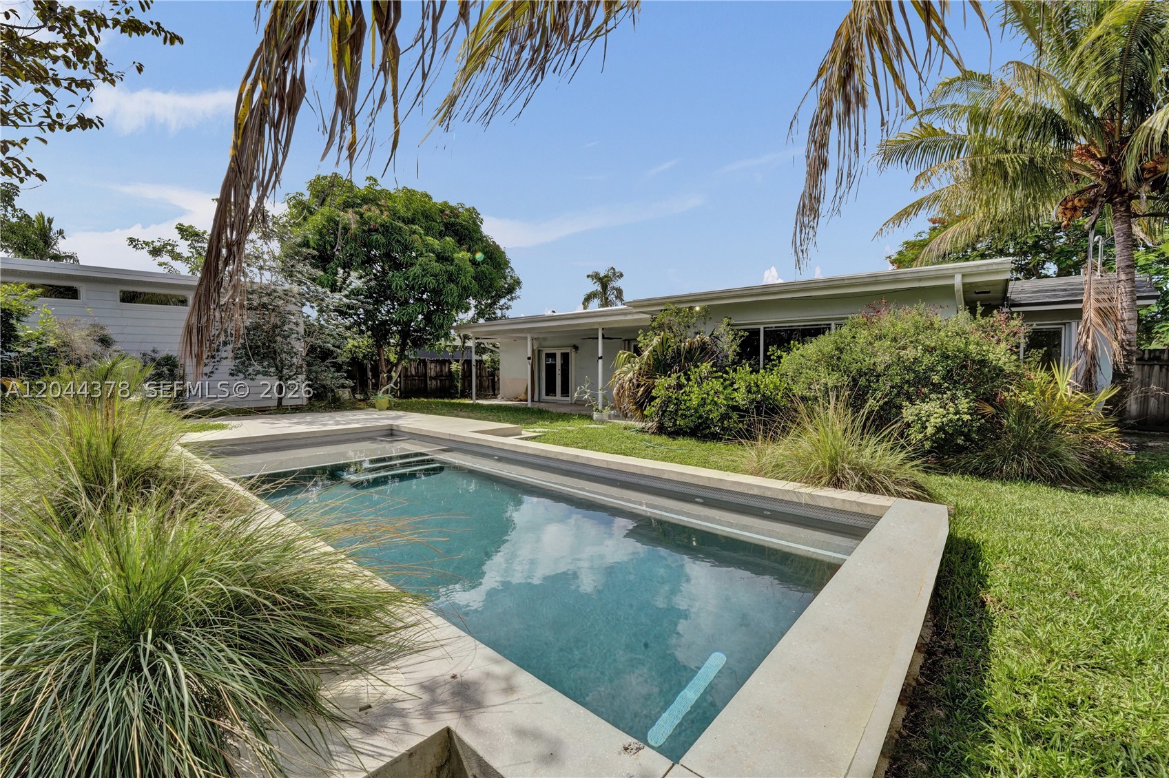 HOLLYWOOD HILLS - Residential