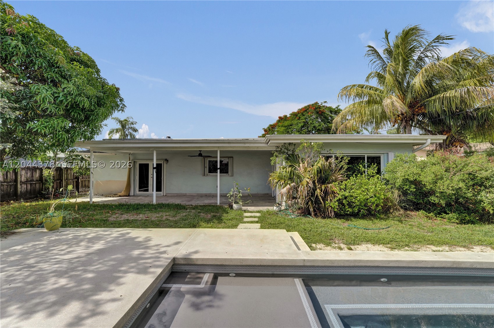 HOLLYWOOD HILLS - Residential