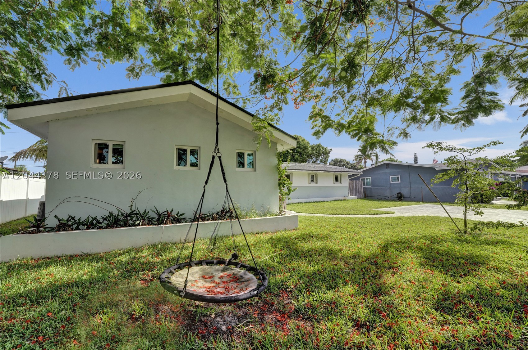 HOLLYWOOD HILLS - Residential