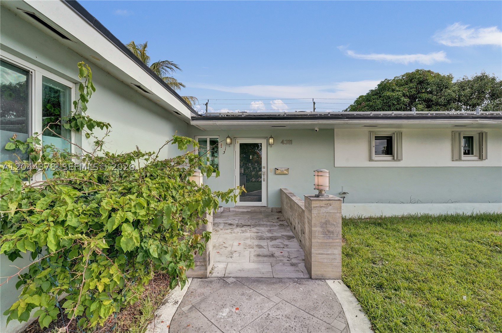 HOLLYWOOD HILLS - Residential