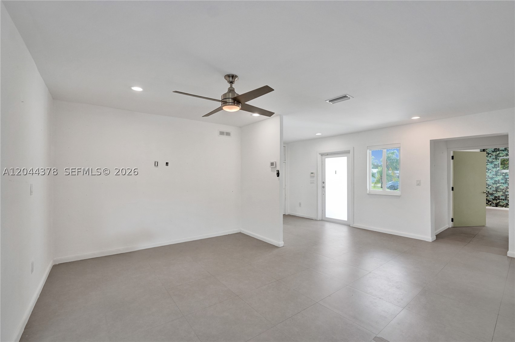 HOLLYWOOD HILLS - Residential