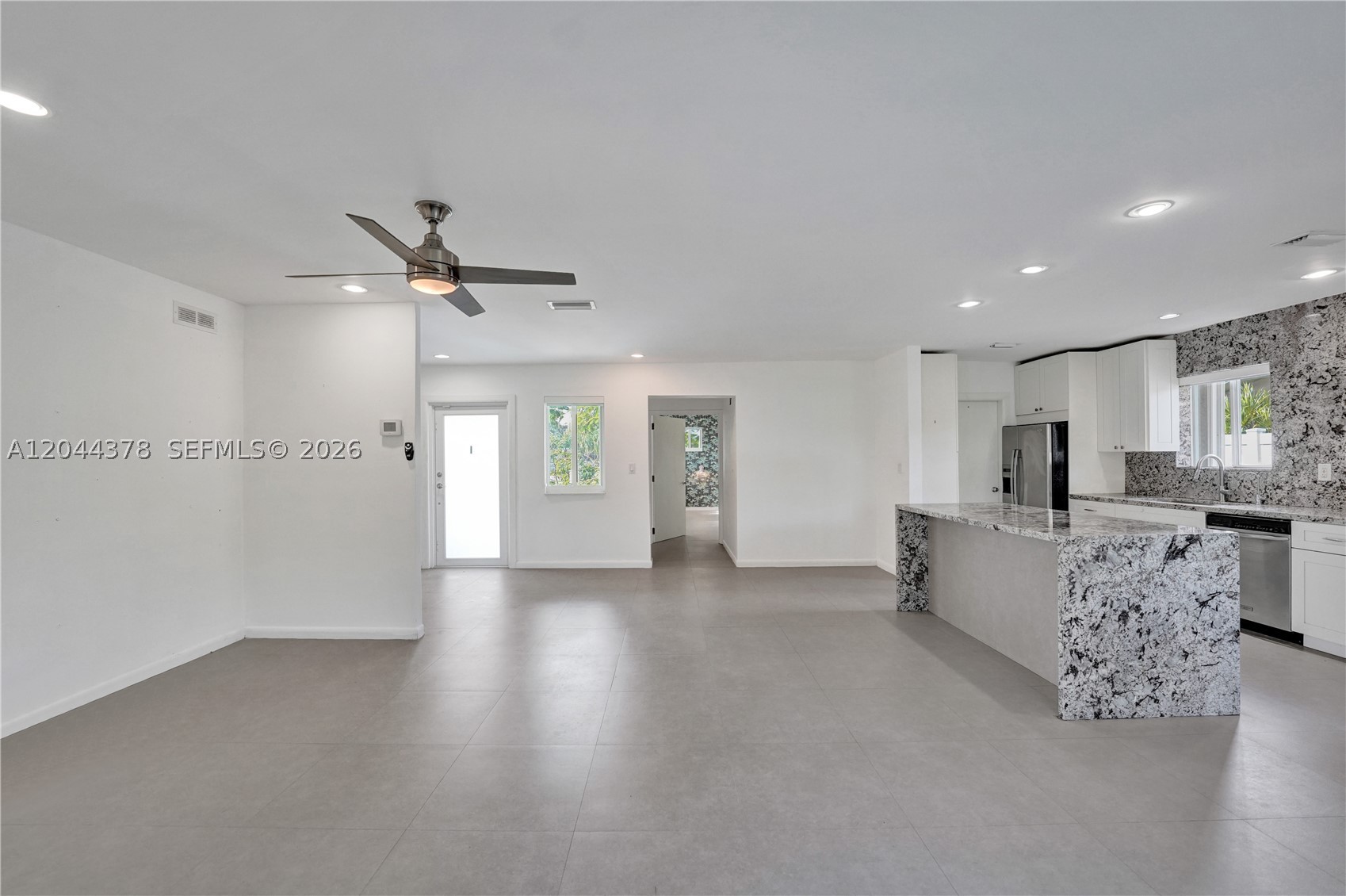 HOLLYWOOD HILLS - Residential