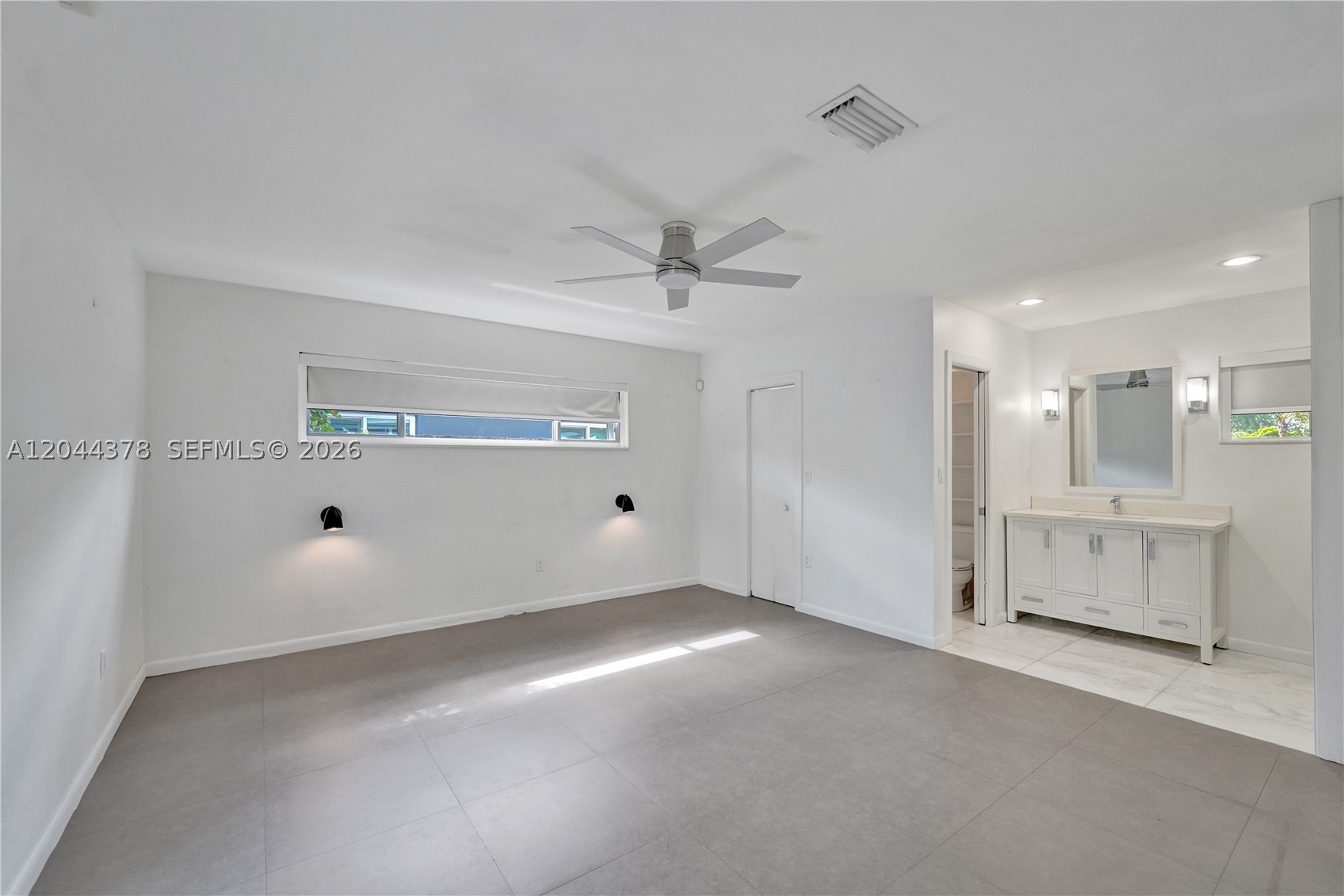 HOLLYWOOD HILLS - Residential