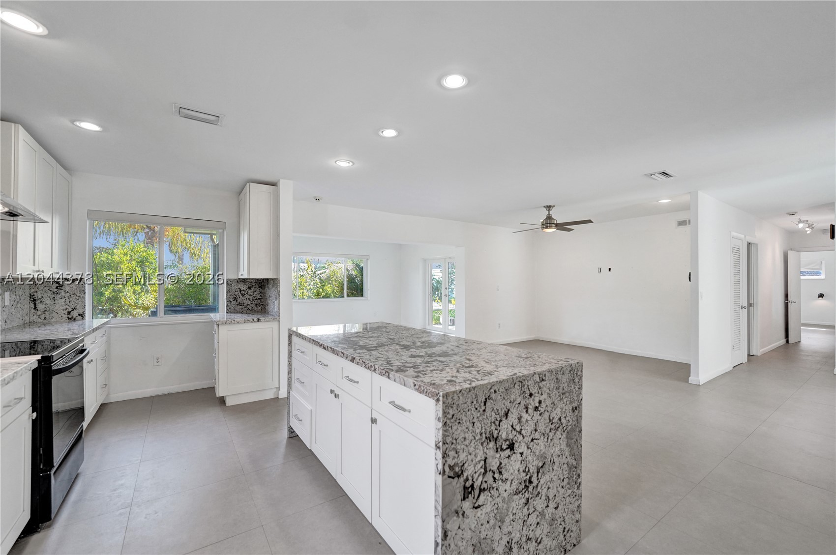 HOLLYWOOD HILLS - Residential