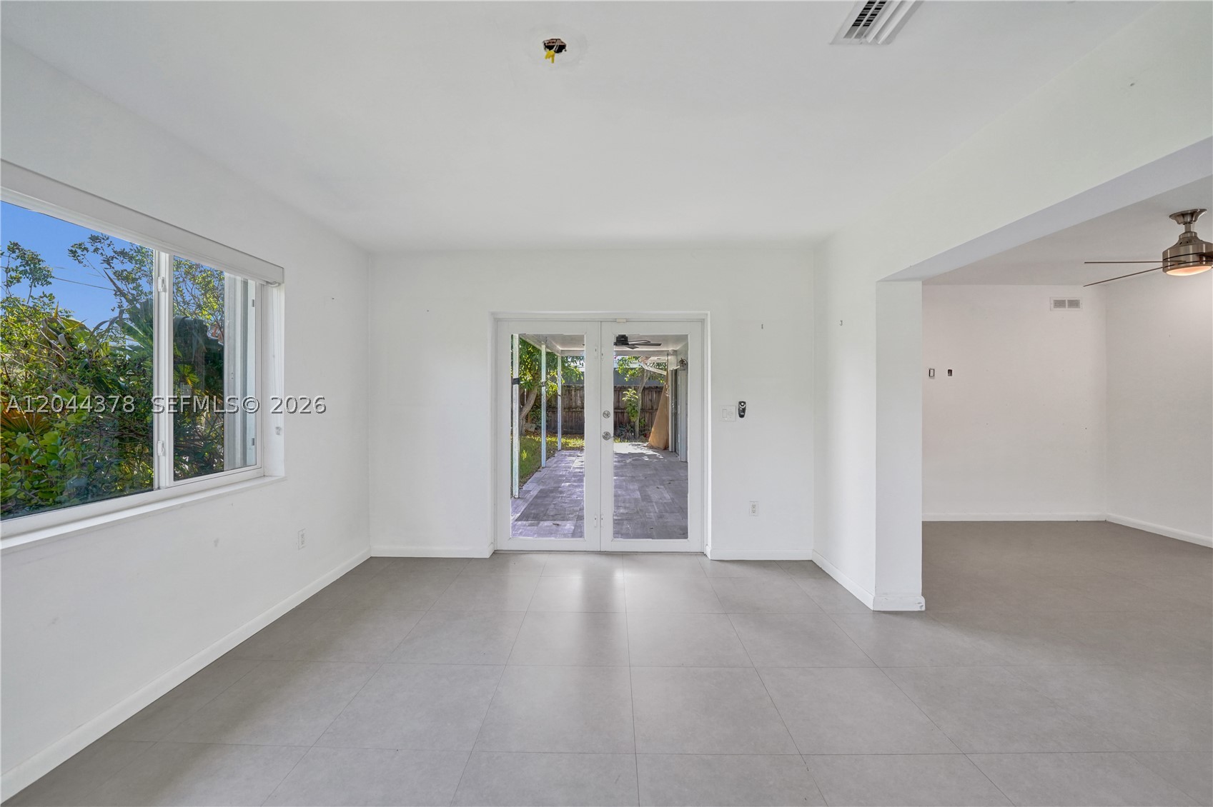 HOLLYWOOD HILLS - Residential